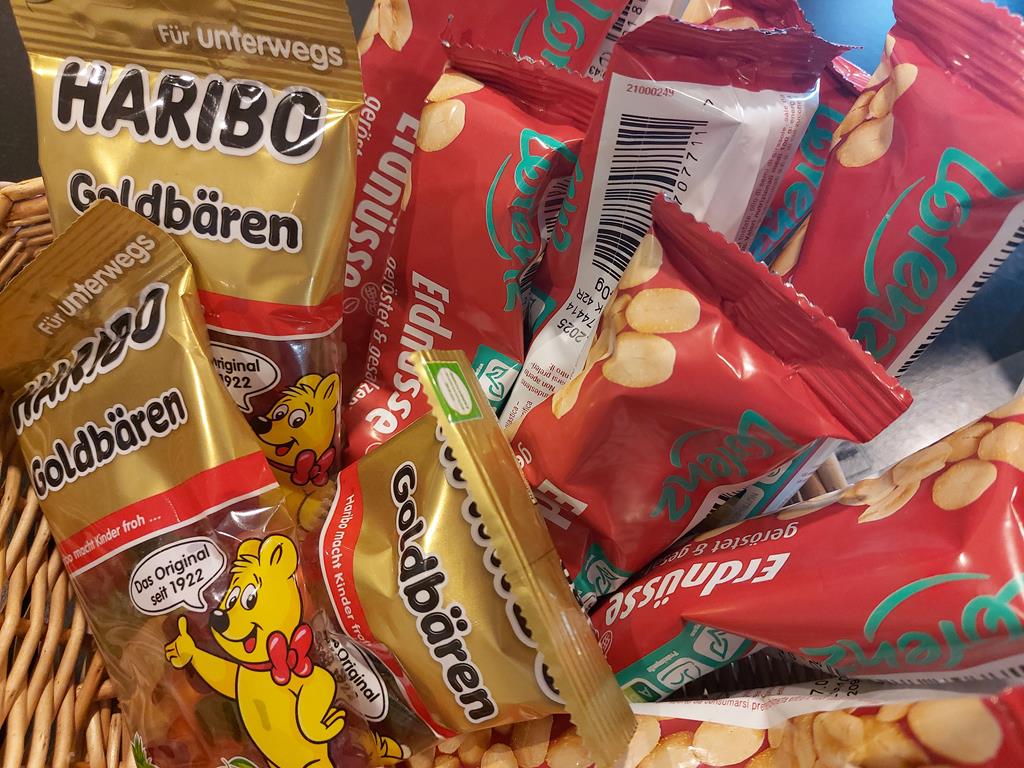 Gummibärchen und Nüsse