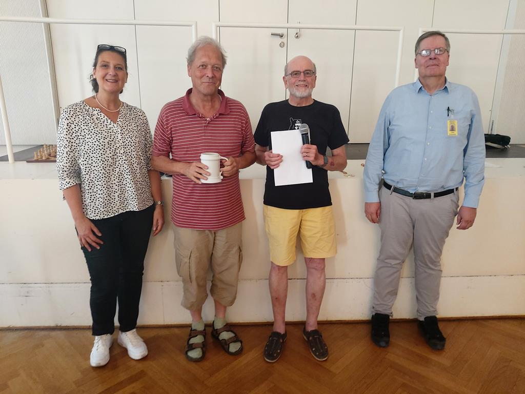 Prof. Dr. Peter Krauseneck ist bester Senior (2. von rechts) - links neben ihm Thomas Kromer mit Bierkrugpreis