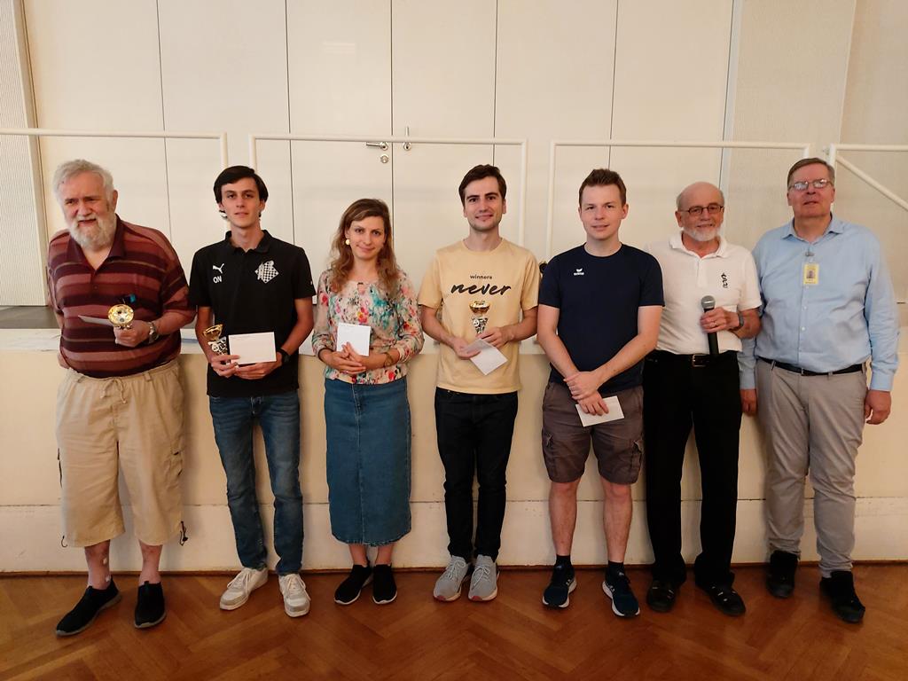 Bester (von links nach rechts) Oberfranke: IM Josef Pribyl, Beste Unterfranken: Niklas Orf und WFM Marianna Grineva, Beste Mittelfranken: IM Yevhenii Yelisieiev und Sebastian Böhme