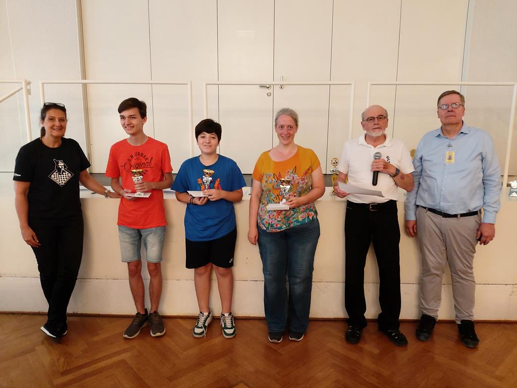 Von links nach rechts: Hannes Weiß (U18), AFM Ioannidis Konstantinos (U14) und Marina Heil (Beste Dame)