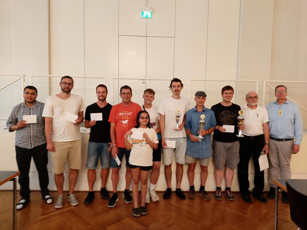 Die besten des B-Open (von links nach rechts) sind Mostafa Assem Gawdat Azmy, Wolfgang Rinderknecht, Christian Forsch, Armin Ott, Tamhant Jain Krisha, David Wintergerst, Michael Wachter, Christian Baldszuhn und Roland Kiesendahl