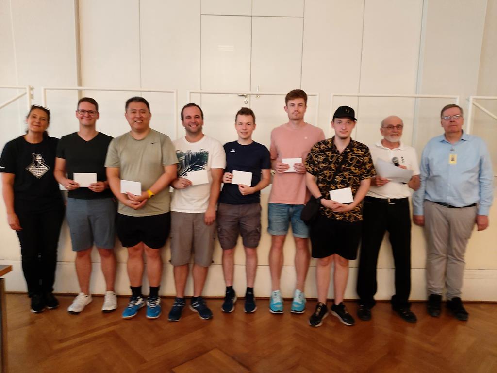 Die Plätze 4 bis 10 des A-Open von links nach rechts: FM Paul Zwahr, GM Zong-Yuan Zhao, IM Valeriy Grinev, Sebastian Böhme, IM Jonas Hacker und IM Ruben Gideon Köllner