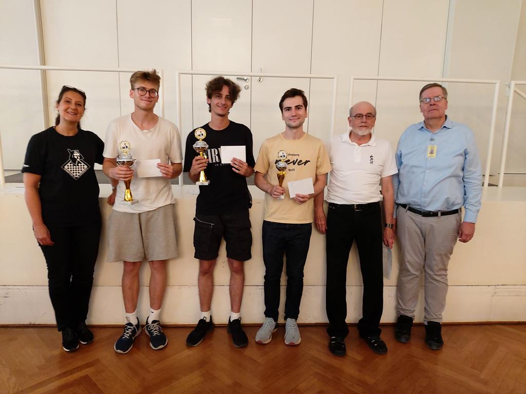 Die Sieger des A-Open von links nach rechts: FM Johannes Tschernatsch, FM Tobias Kolb und IM Yevhenii Yelisieiev