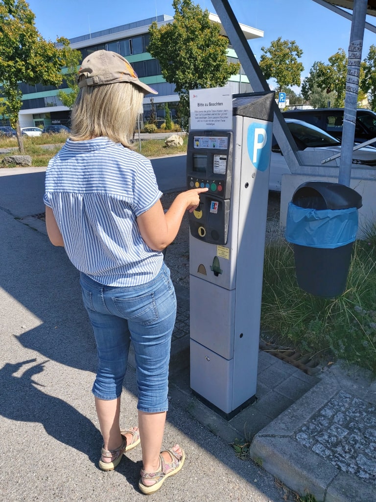 Am Fahrkarten- und Parkscheinautomat